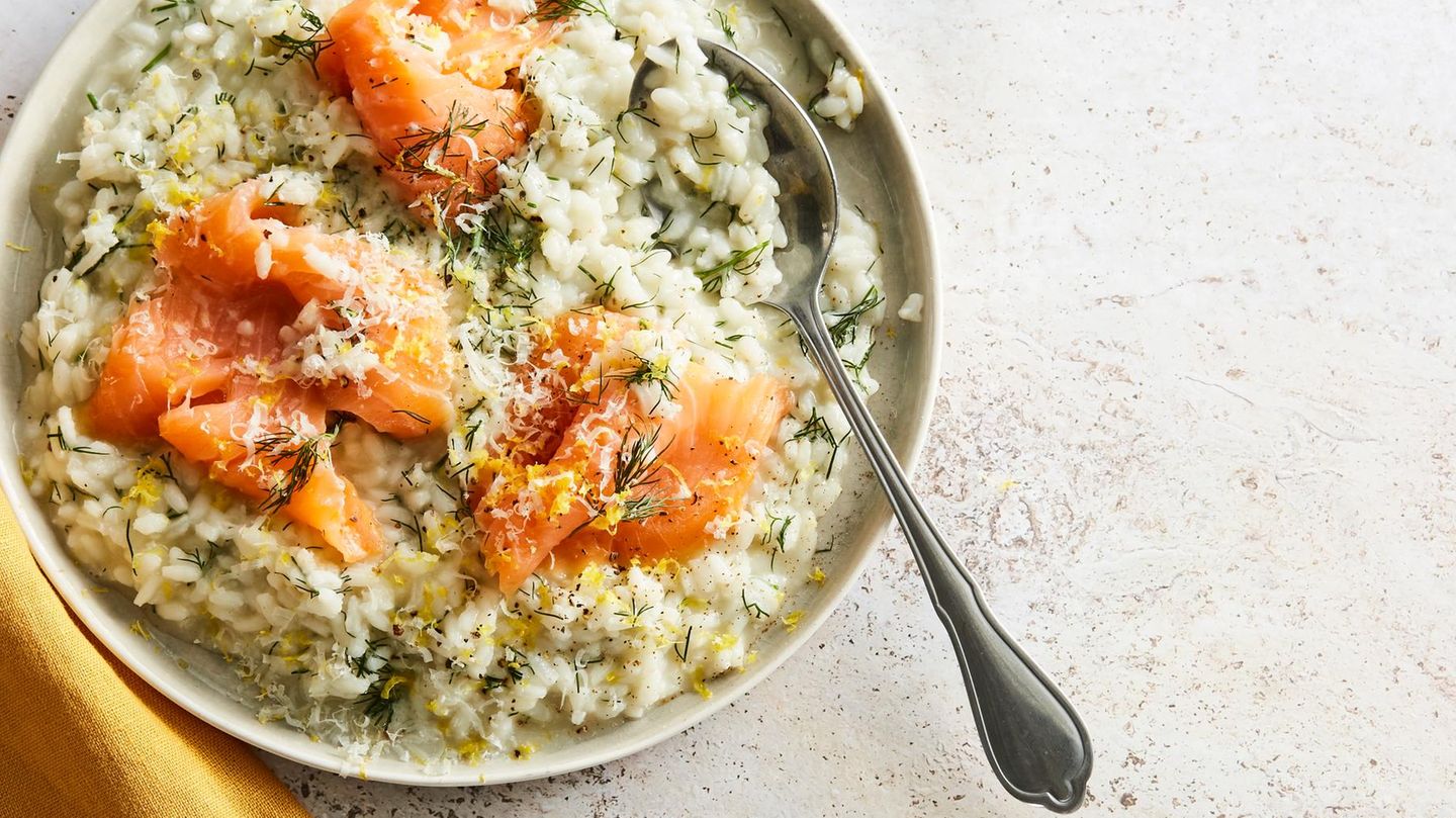 Zitronen-Dill-Risotto mit Räucherlachs: frisch & raffiniert - [ESSEN ... Zitronen-Dill-Risotto mit Räucherlachs: frisch & raffiniert - [ESSEN ...