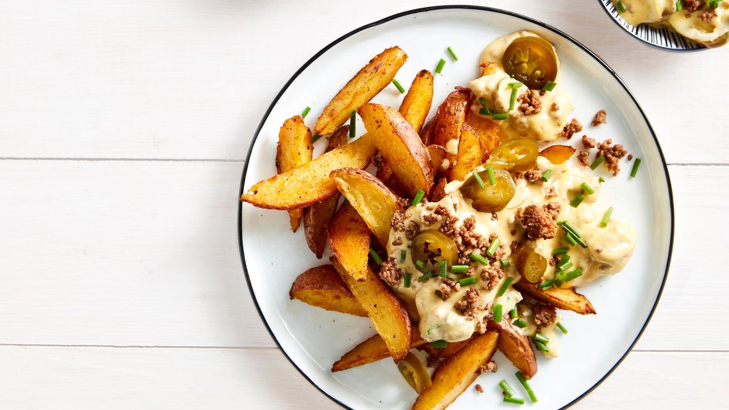 Loaded Wedges mit Hack-Cheddar-Sauce: kross trifft cremig
