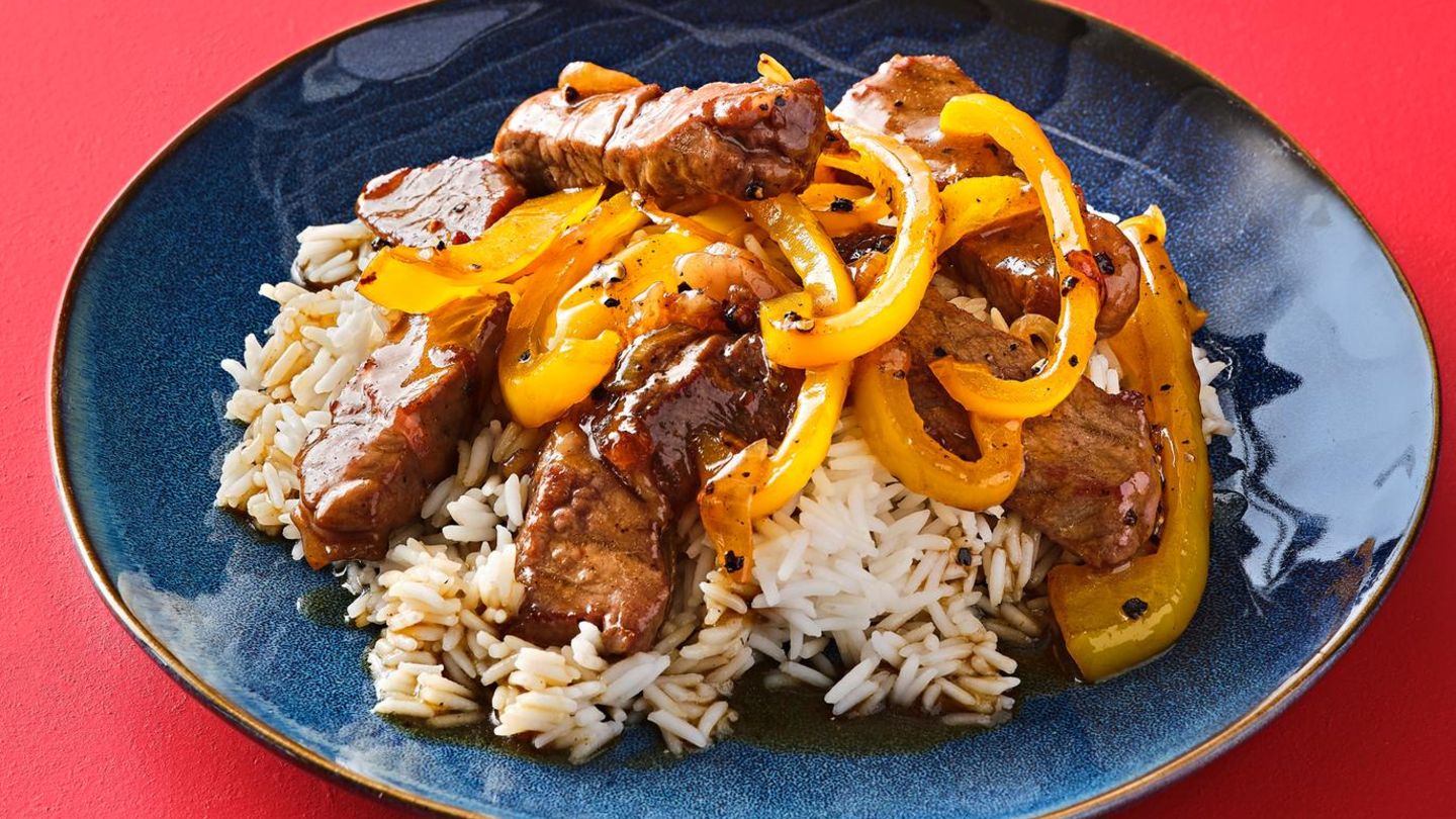 Gebratenes Rindfleisch mit Paprika und Reis: schnell & würzig