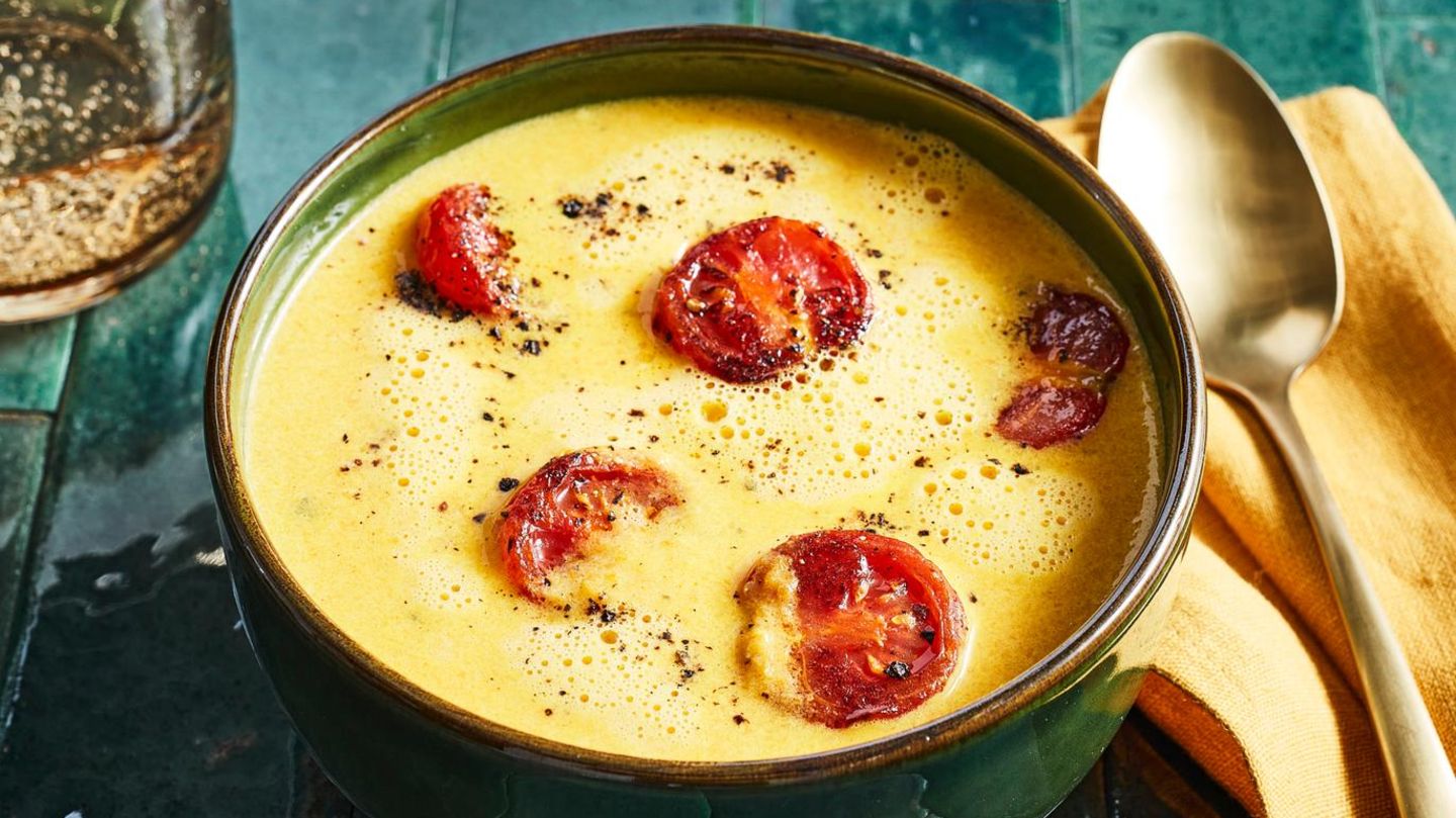 Schnelle Möhrensuppe mit Tomaten