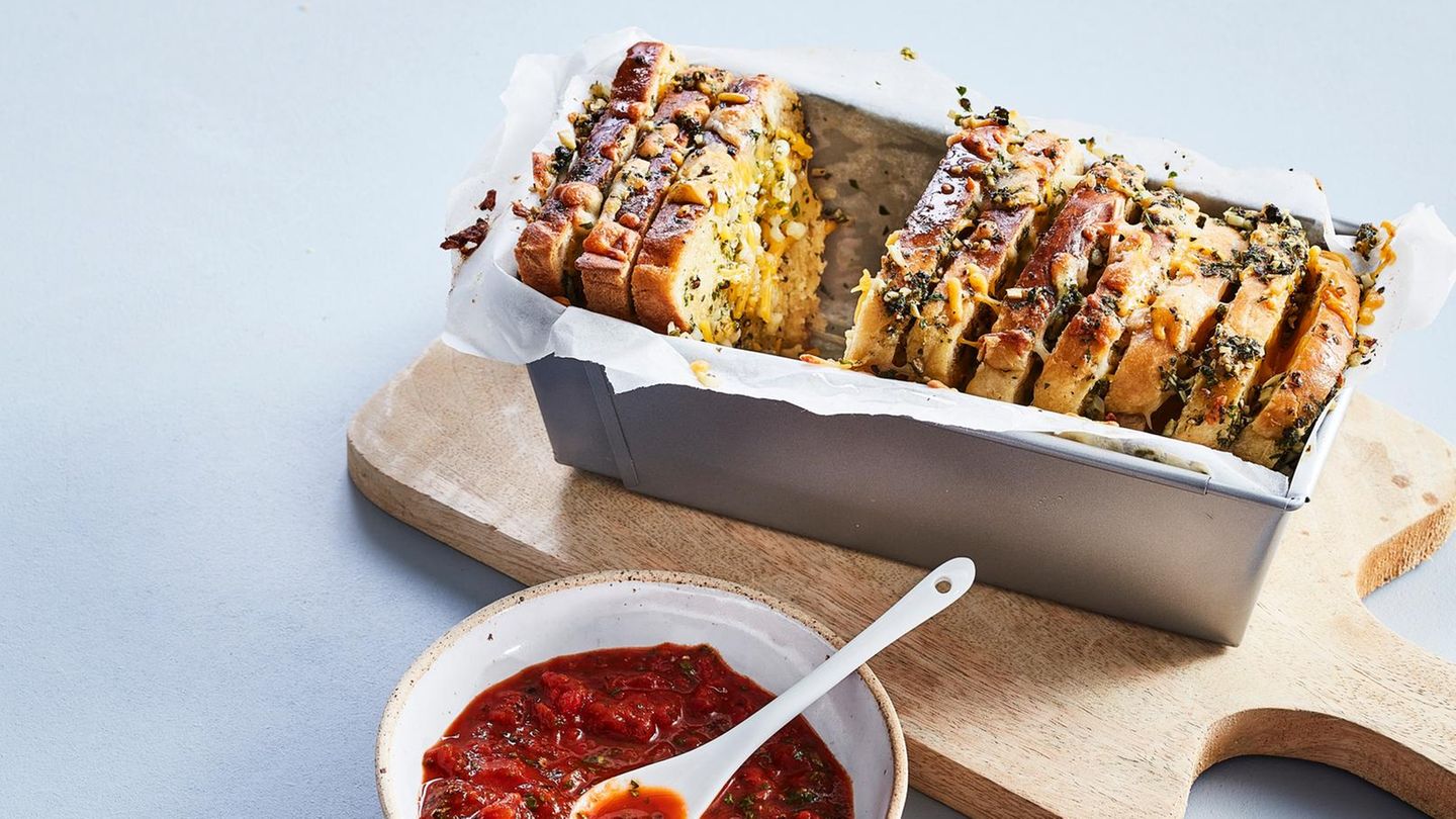 Schnelles Knoblauch-Zupfbrot mit Tomatendip