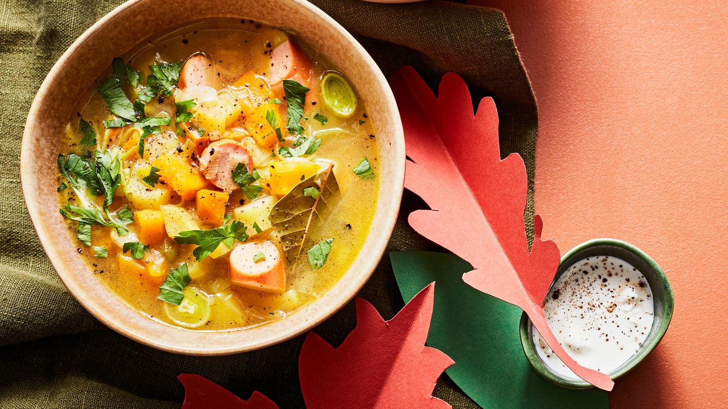 Kürbis-Kartoffel-Suppe mit Würstchen: schön herbstlich - [ESSEN UND ... Kürbis-Kartoffel-Suppe mit Würstchen: schön herbstlich - [ESSEN UND ...