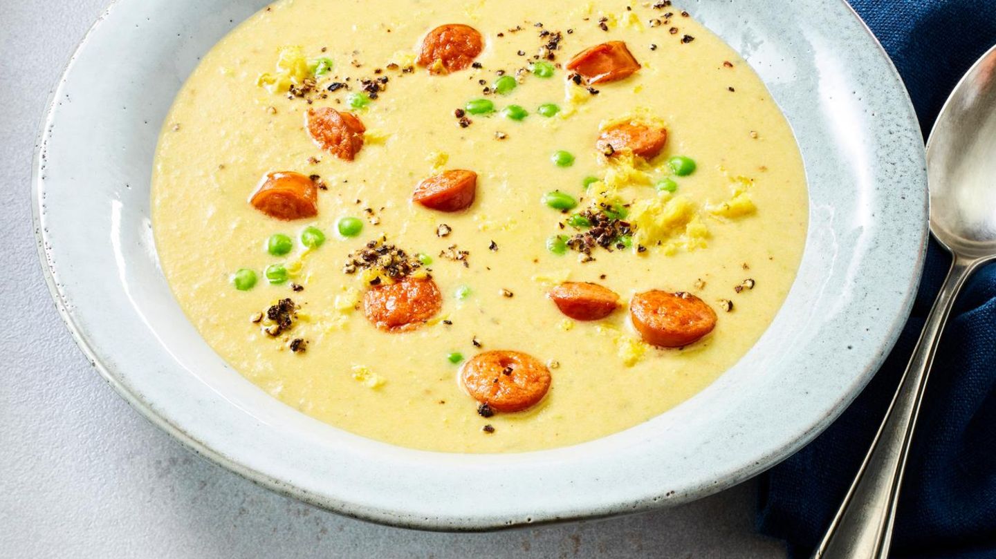 Express-Erbsensuppe in 25 Minuten: cremige Kartoffel-Erbsensuppe mit Zitrone und Wurst