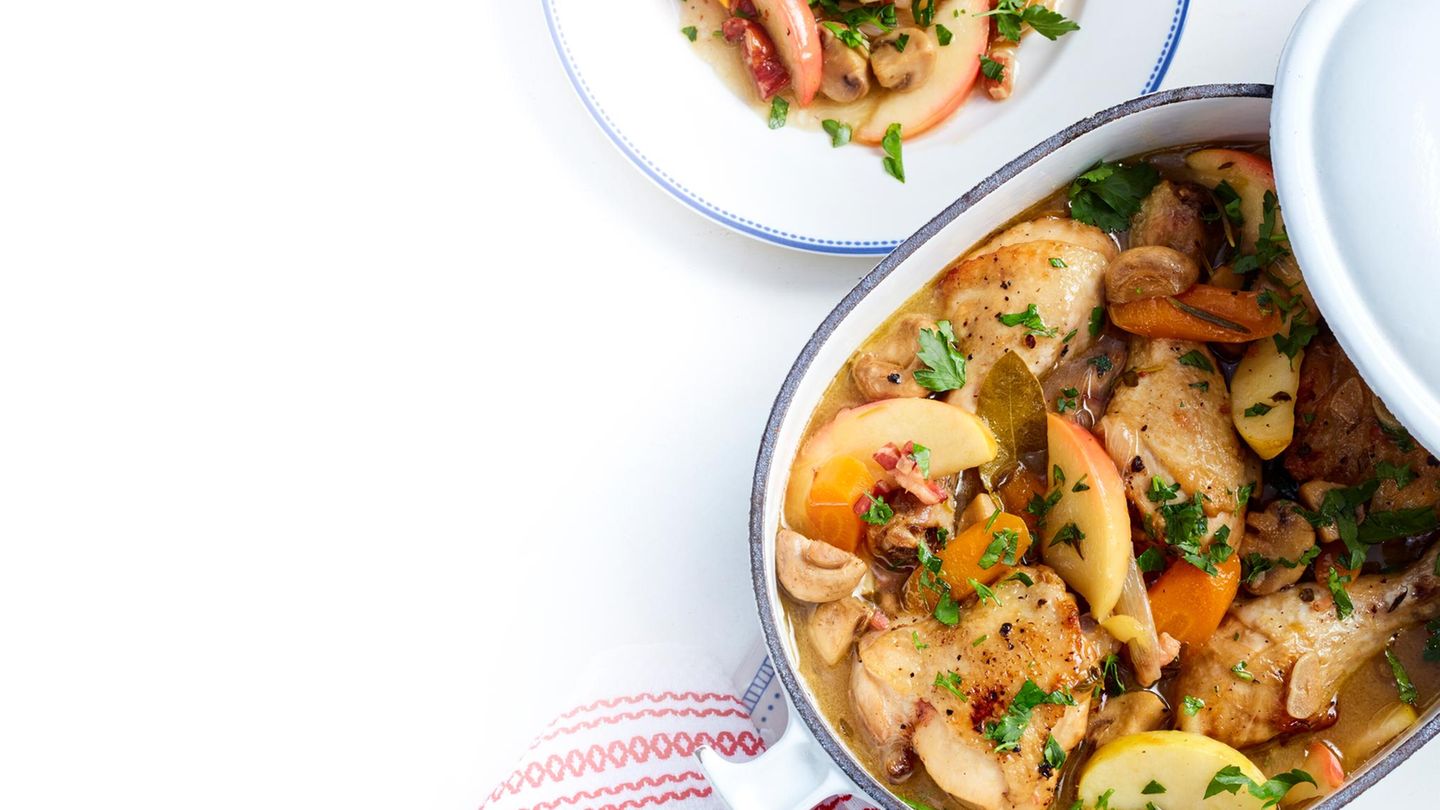 Fruchtiges Coq au vin mit Apfel: Rezept für Gäste - [ESSEN UND TRINKEN]