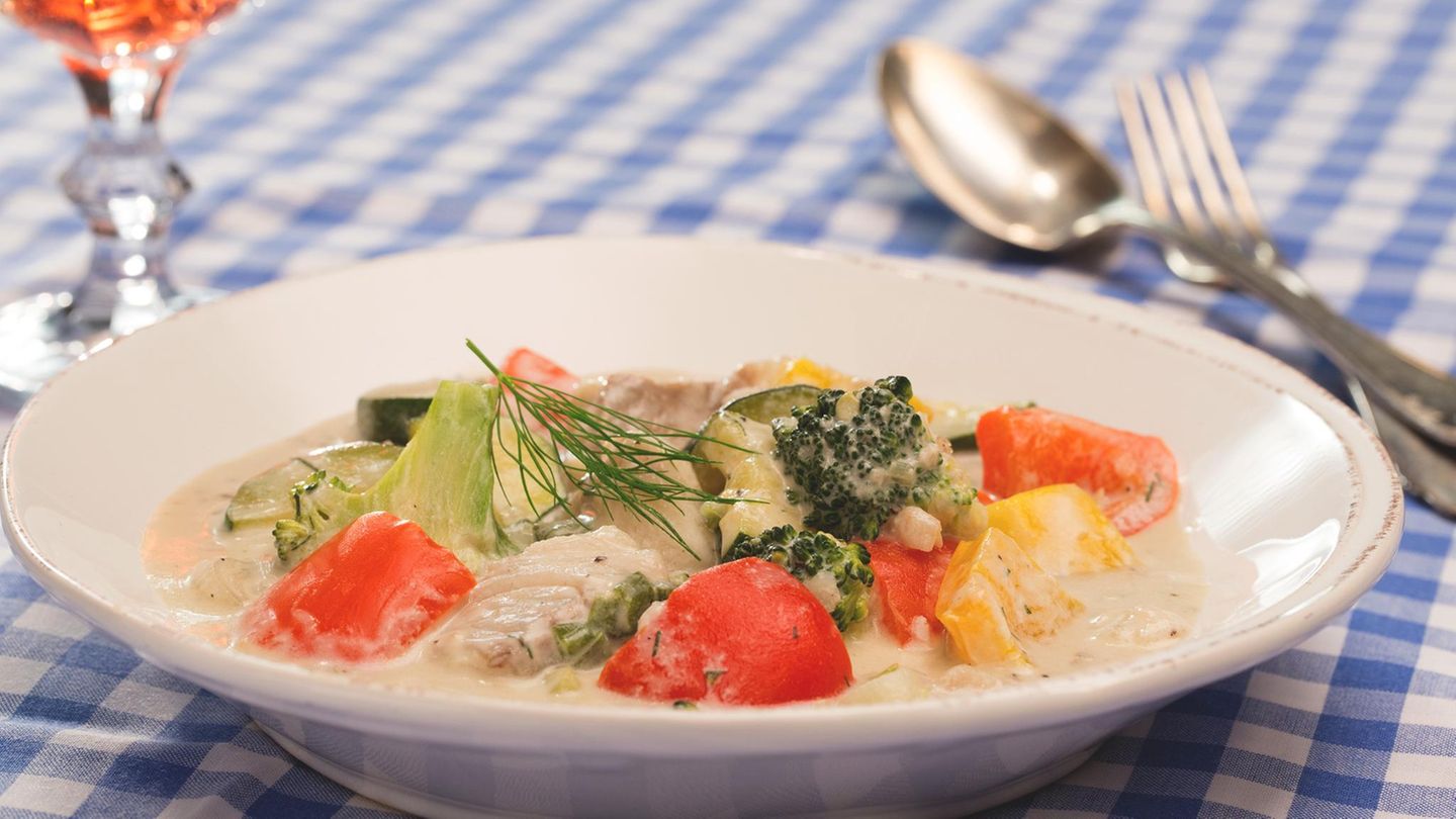 Fisch-Gemüsepfanne mit Kokosmilch: gesund & low carb