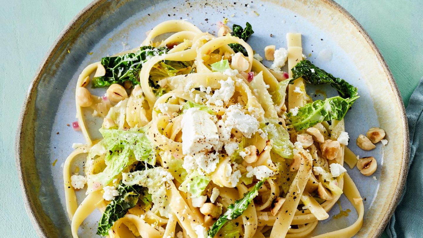 Fettuccine mit Wirsing, Zitrone und Feta: vegetarisch & raffiniert