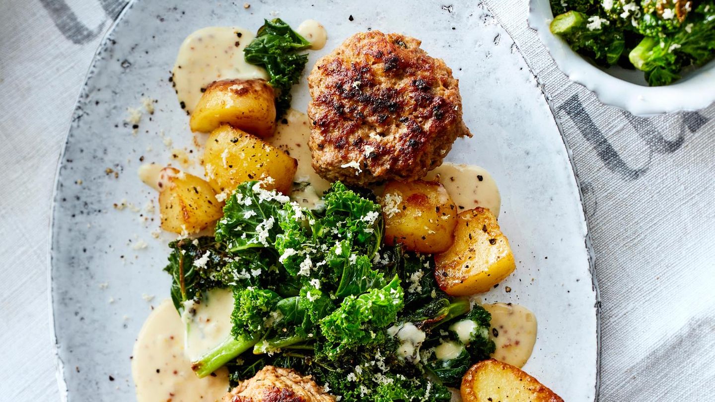 Kalbsfrikadellen mit gebratenem Grünkohl und Senfsauce