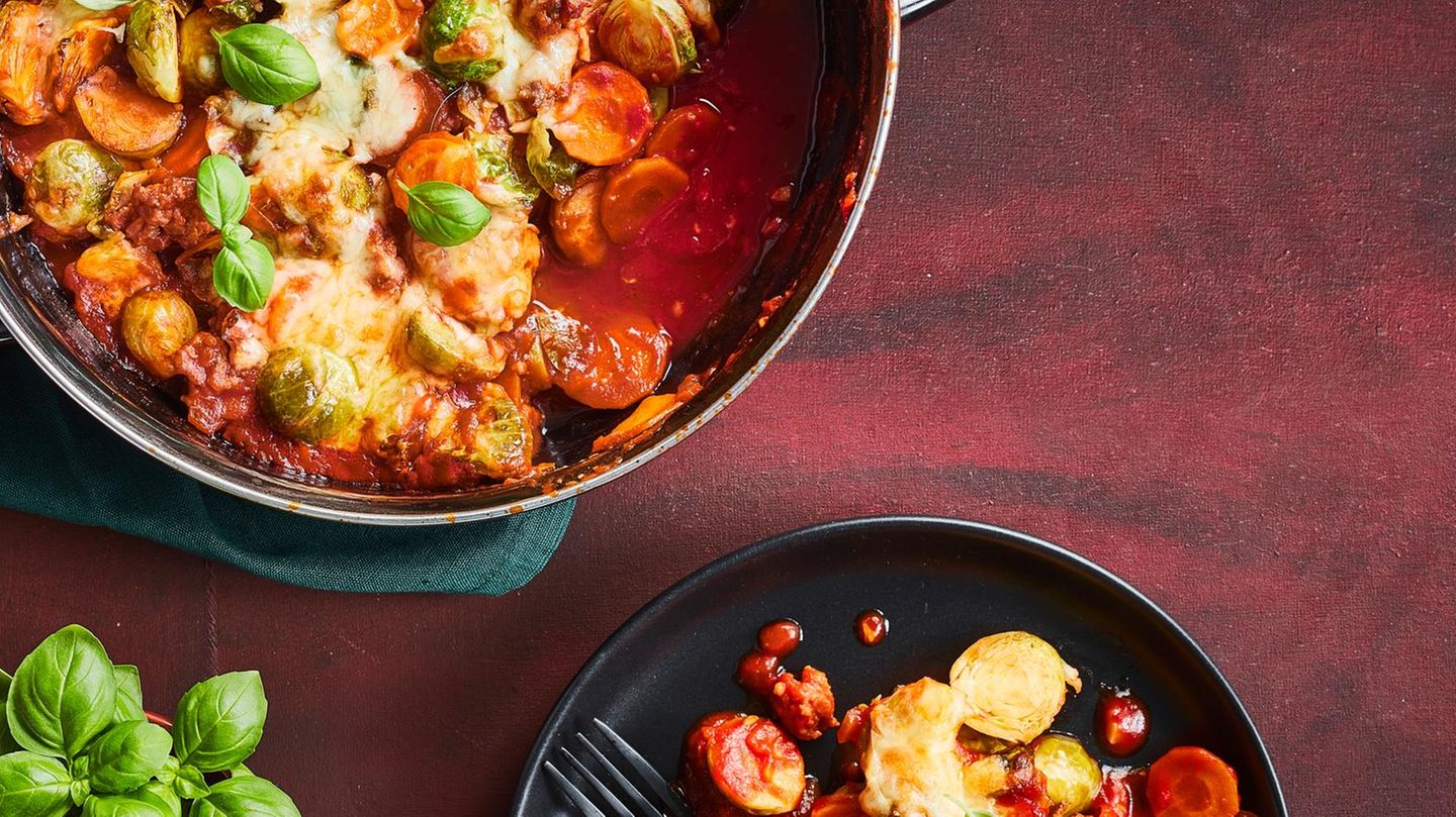 Rosenkohl-Salsiccia-Auflauf mit Mozzarella: würzig & Low Carb