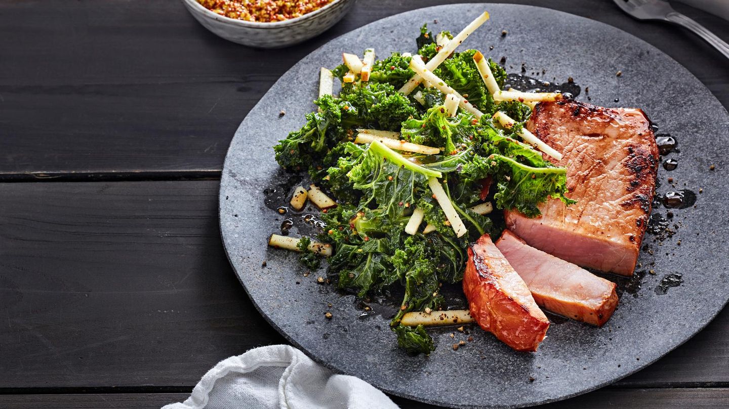 Gebratenes Kasseler mit Grünkohl-Apfel-Salat