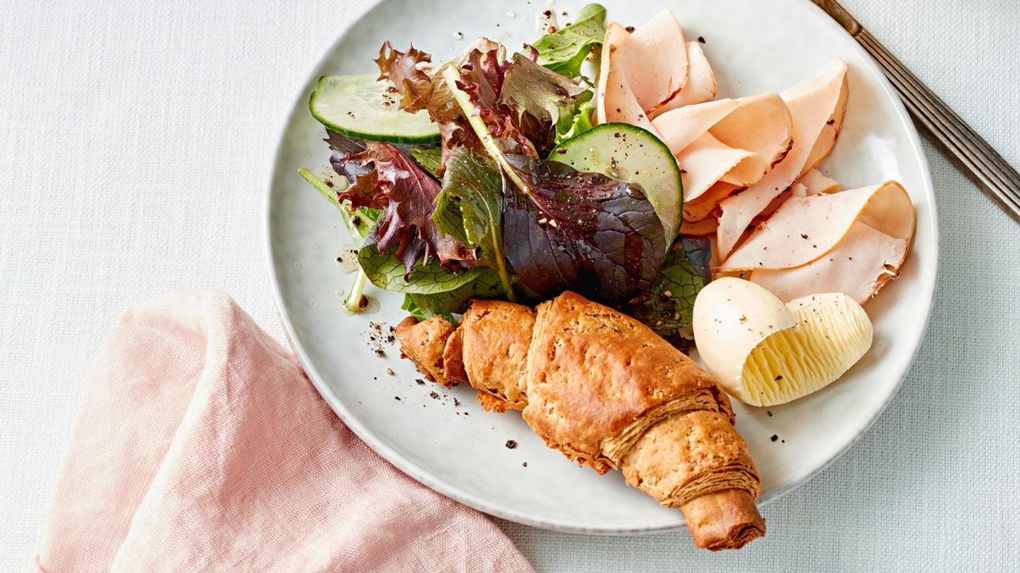 Low-Carb-Croissants mit Putenaufschnitt und Salat