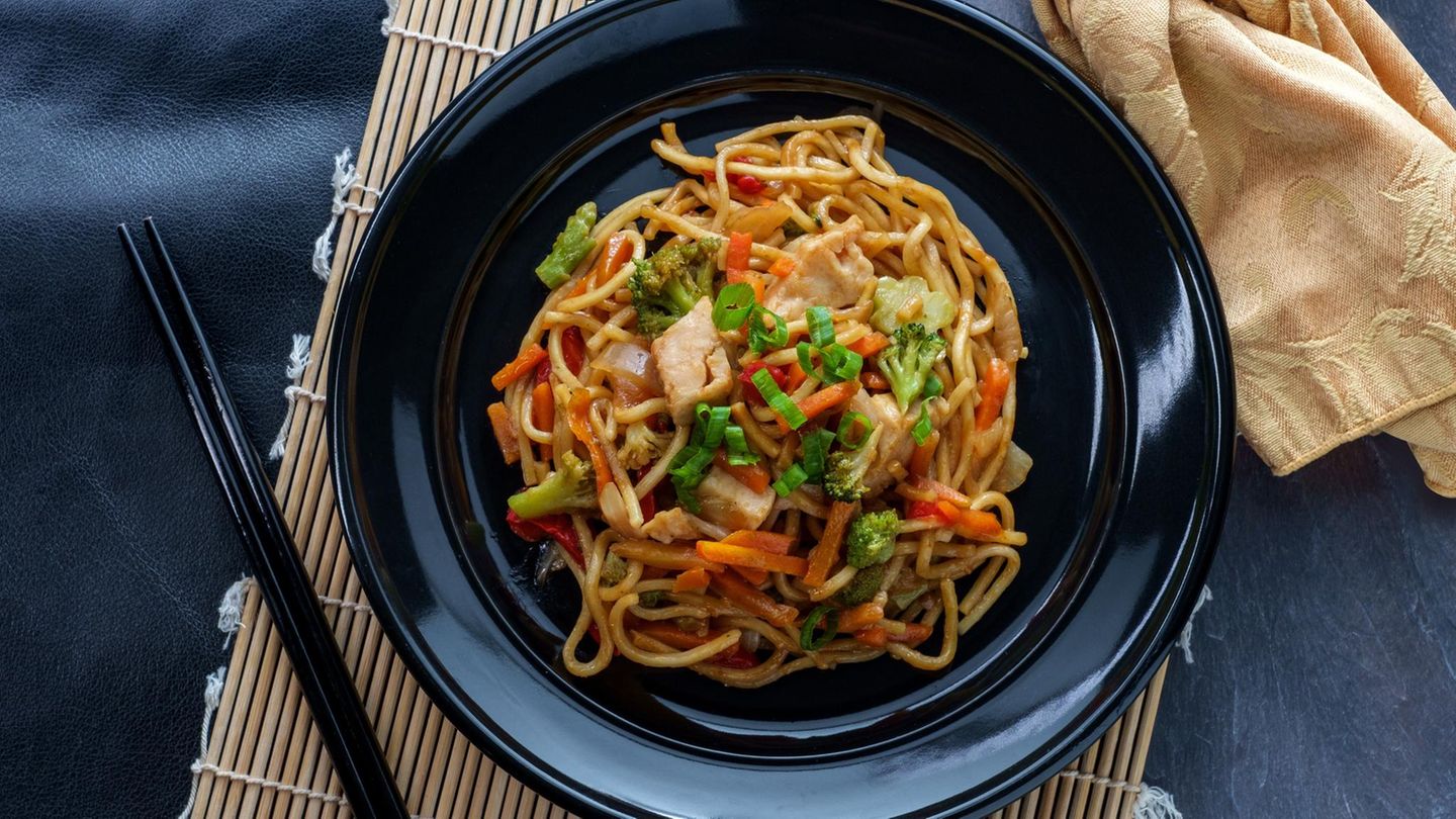 Schnelle Bratnudeln mit Hähnchen und Gemüse