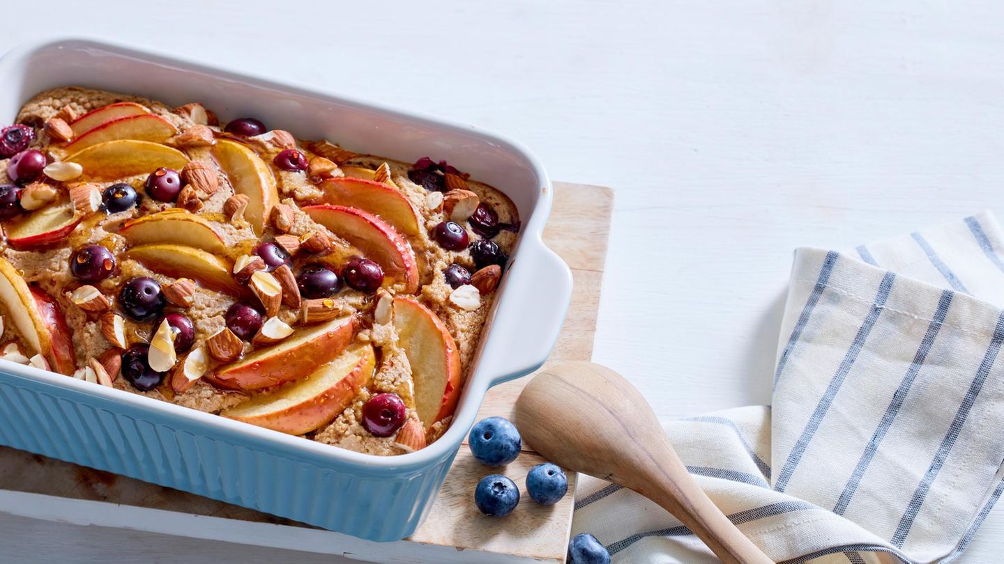 Baked Oatmeal mit Apfel, Zimt und Blaubeeren: Auflauf zum Frühstück