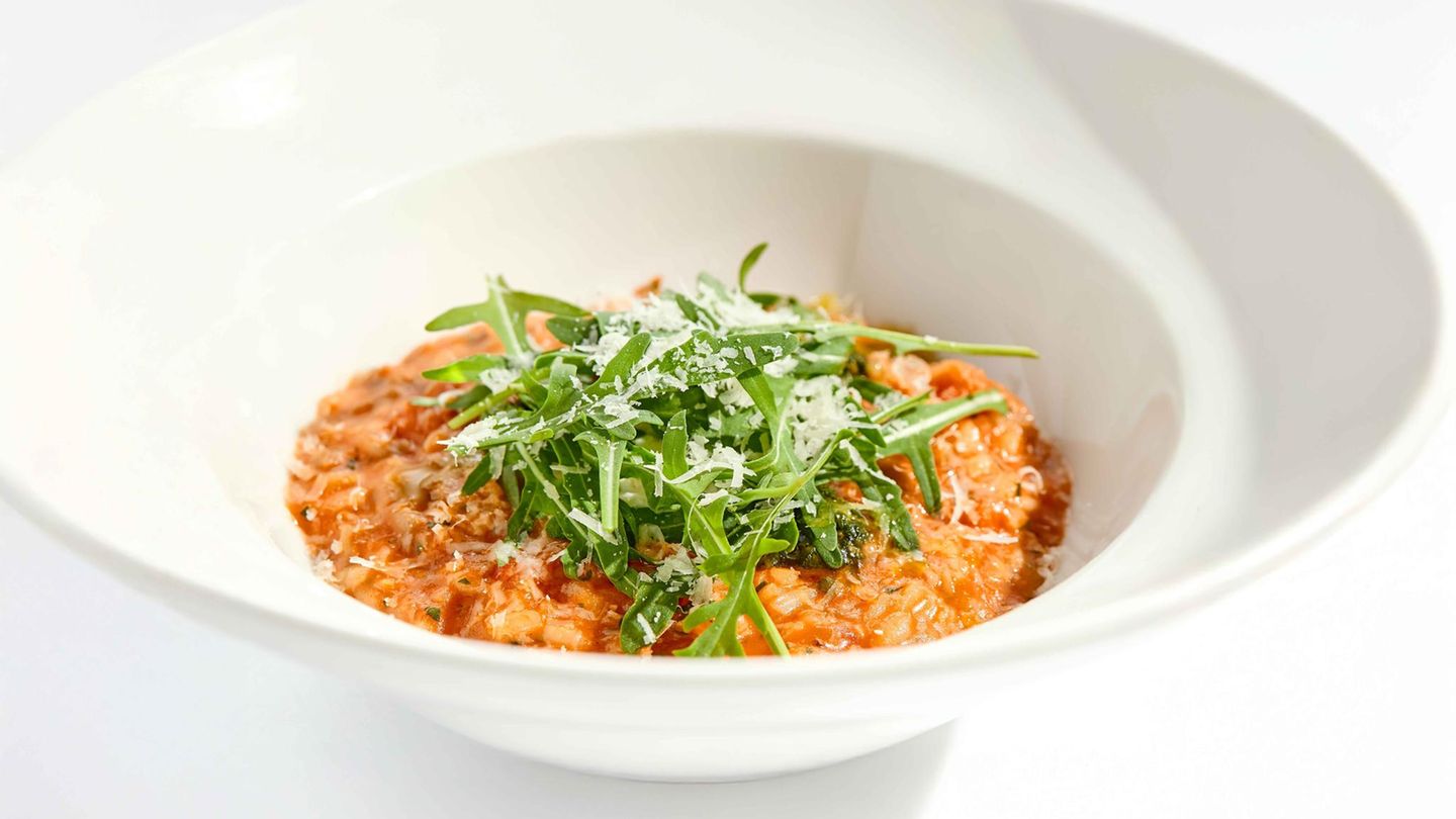 Käse-Risotto mit Tomaten und Rucola: schnell & einfach