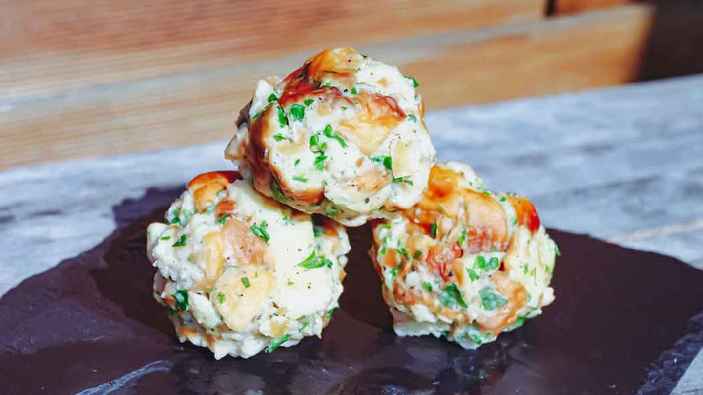 Klassische Laugenknödel mit Pilzrahmsauce Rezept