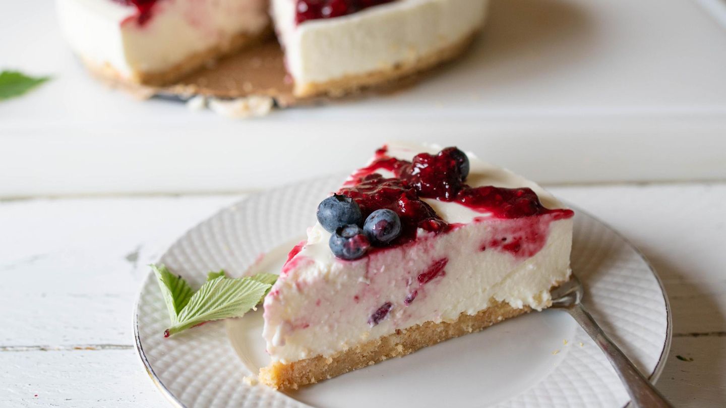 No Bake Käsekuchen mit roter Grütze: Kuchen ohne Backen