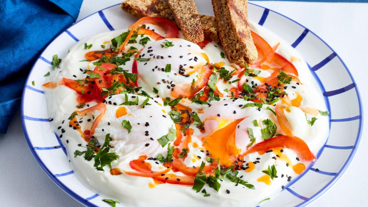 Çilbir mit Paprika-Öl und Sesam: türkisches Frühstück
