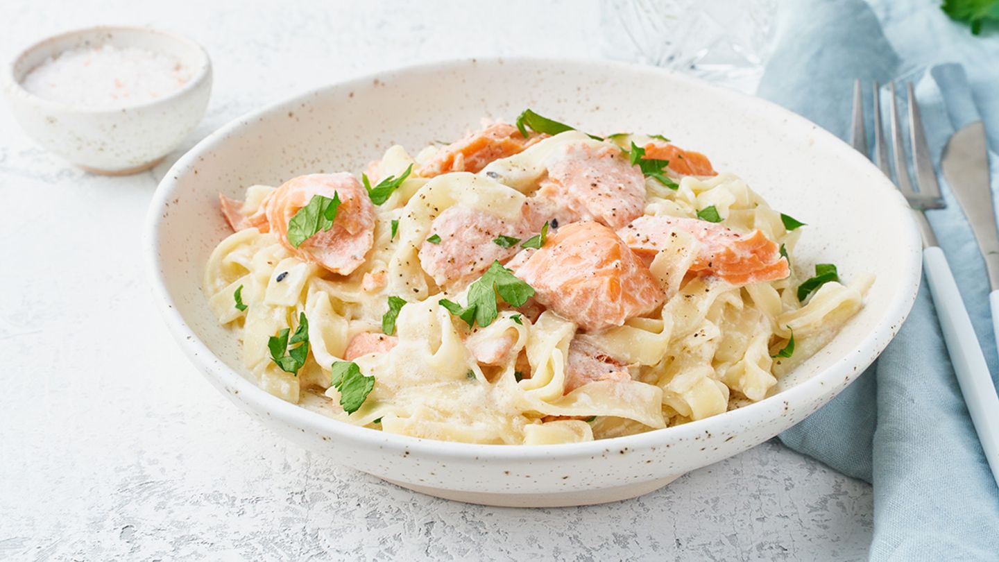 Lachs-Sahne-Sauce: Rezept für Lachsnudeln
