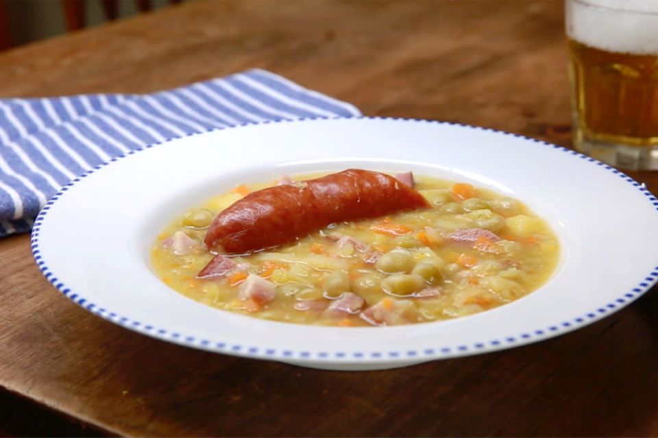 Deftige Erbsensuppe aus getrockneten Erbsen - [ESSEN UND TRINKEN]