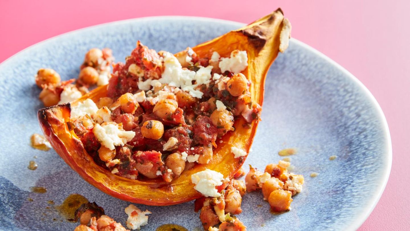 Gefüllter Kürbis mit Kichererbsen und Feta
