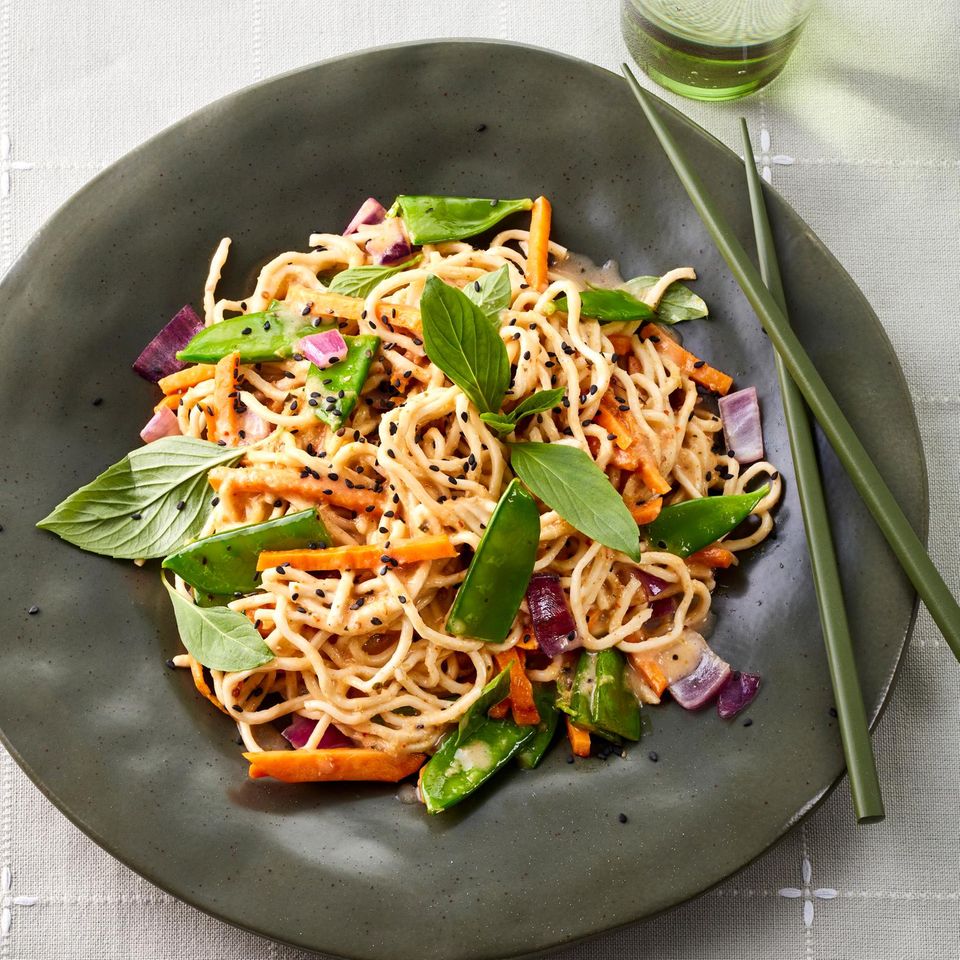 Gebratene Mie-Nudeln mit Süßkartoffeln und selbst gemachter Currypaste ...