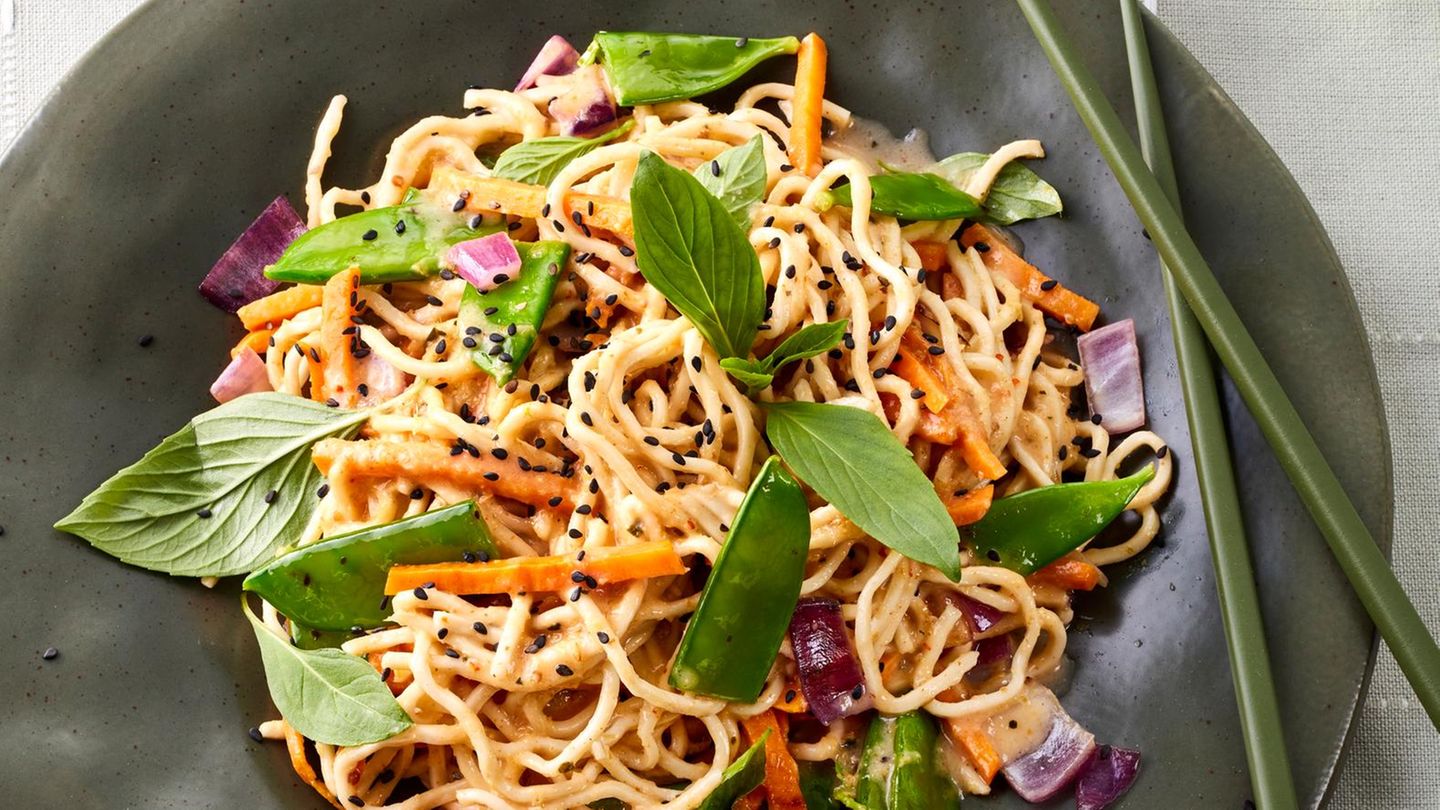 Gebratene Mie-Nudeln mit Süßkartoffeln und selbst gemachter Currypaste