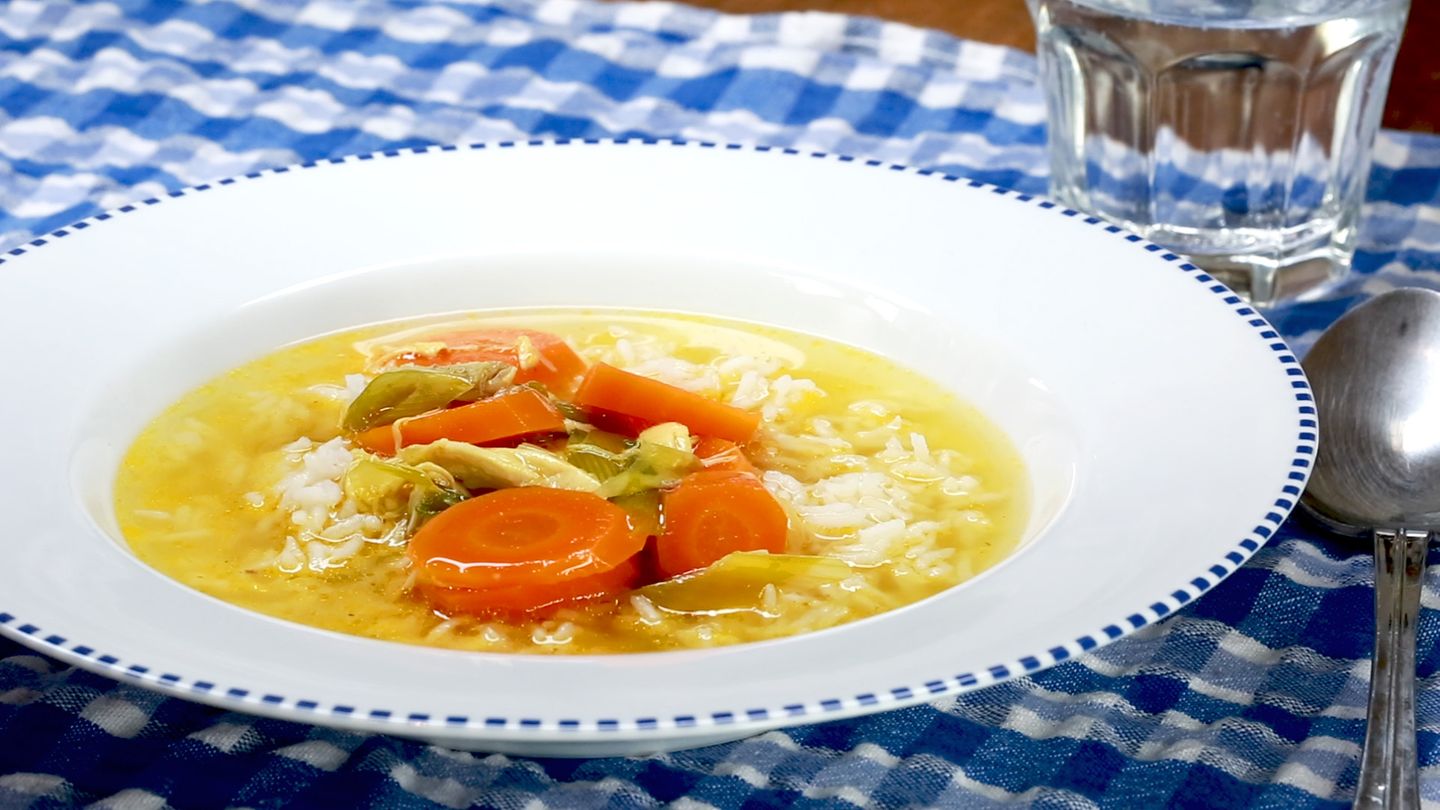Gelbe Hühnersuppe im Schnellkochtopf