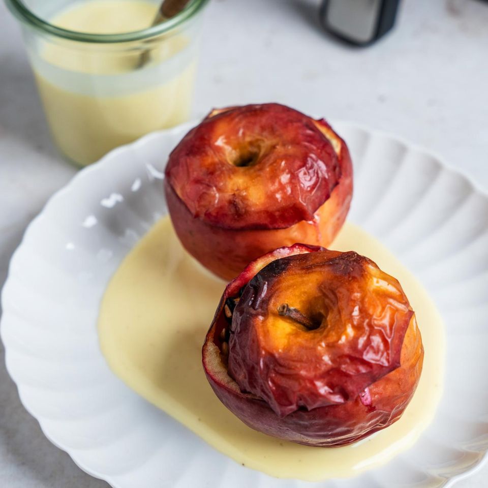 Bratäpfel aus der Heißluftfritteuse mit Vanillesauce - [ESSEN UND TRINKEN]