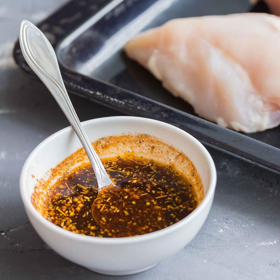 Hähnchen-Marinade mit Joghurt: zart &amp; saftig - [ESSEN UND TRINKEN]