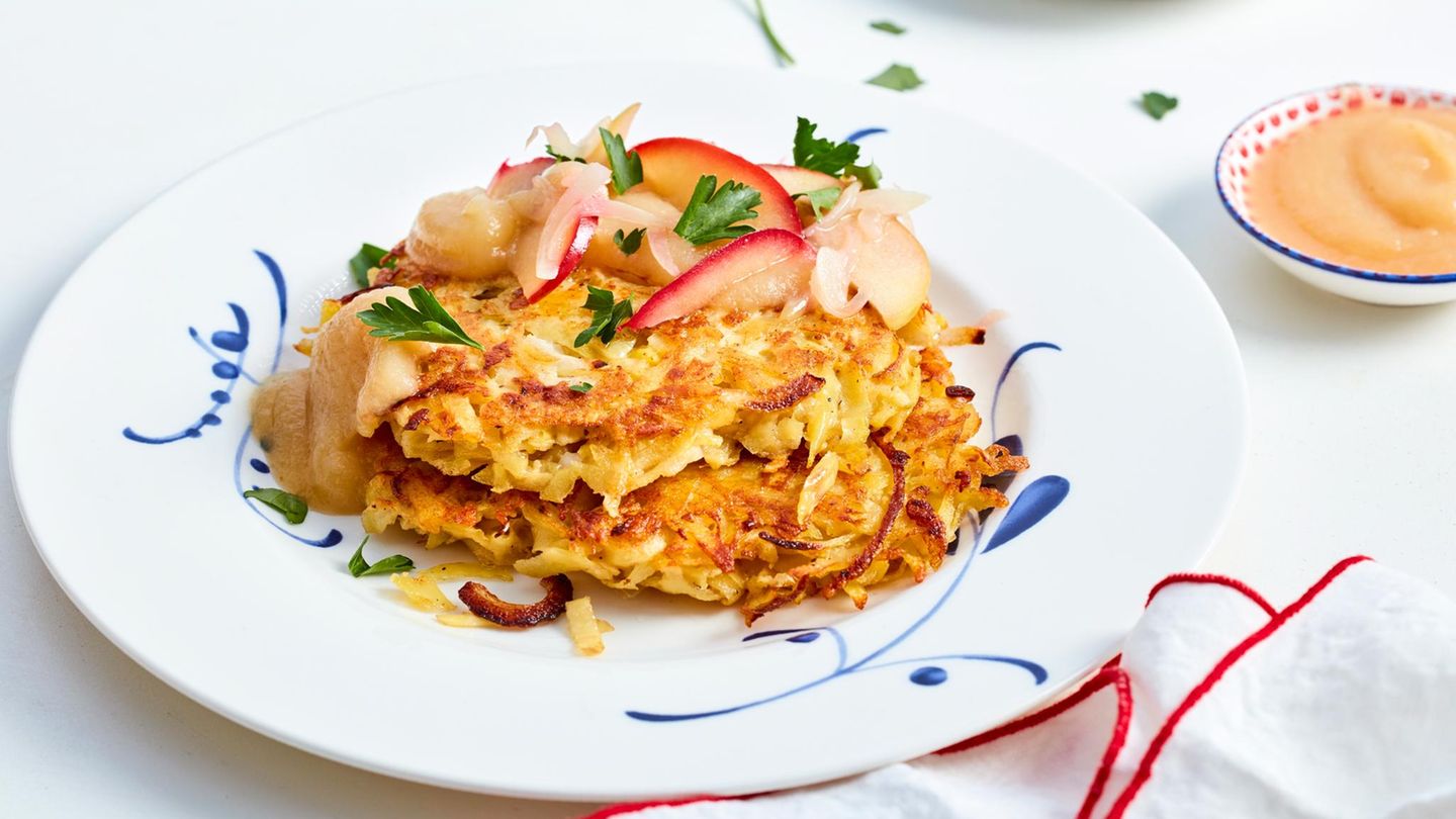 Knusprige Kartoffelpuffer mit gebratenen Äpfeln: schnelles Rezept