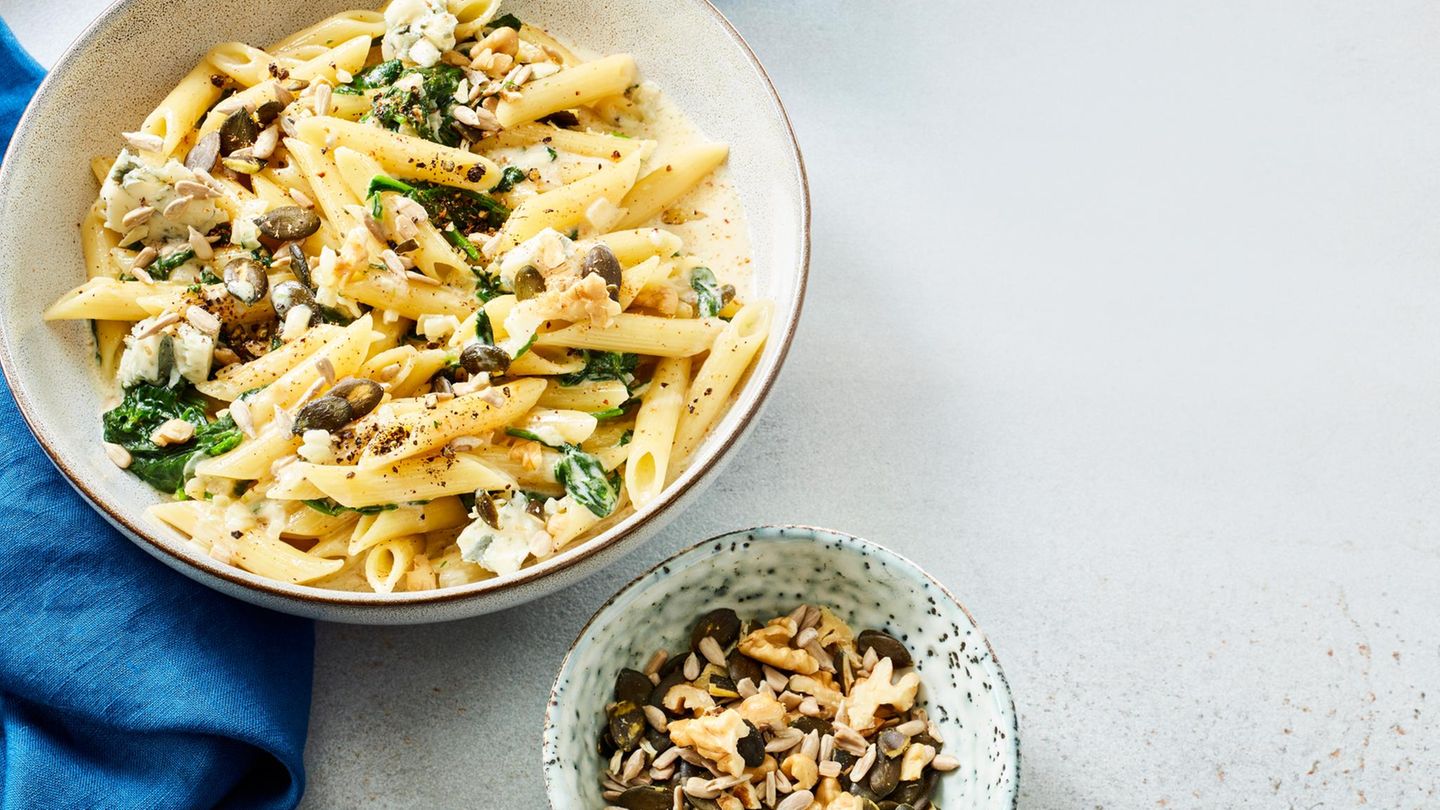Gorgonzola-Spinat-Pasta mit geröstetem Nüssen: Schnell, cremig, knusprig