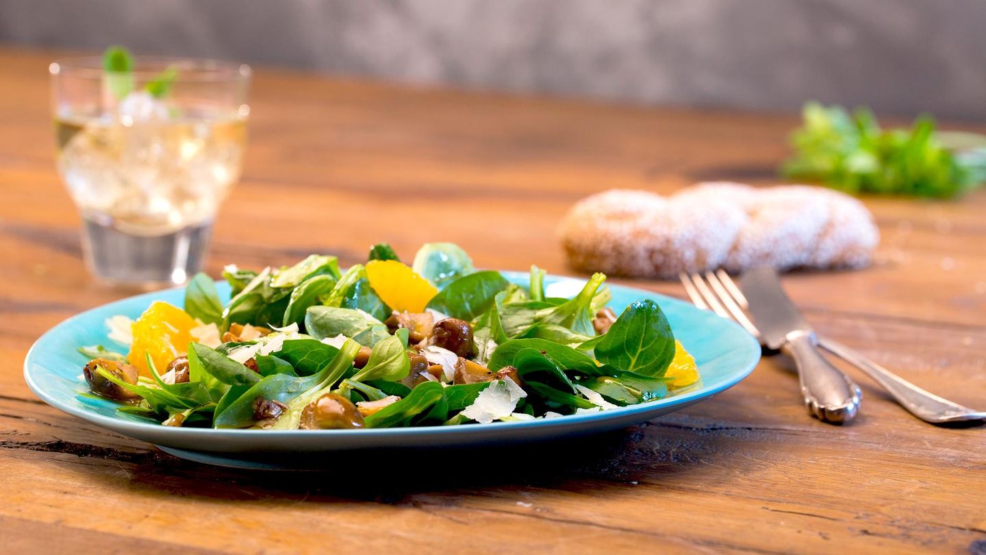 Feldsalat mit Honig-Champignons, Orange und Parmesan