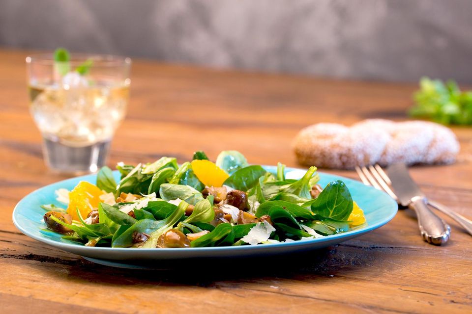 Feldsalat mit Honig-Champignons, Orange und Parmesan - [ESSEN UND TRINKEN]