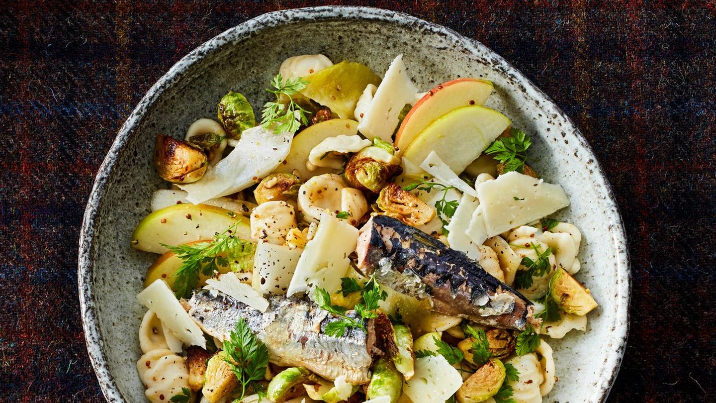 Pasta-Salat mit Rosenkohl, Apfel und Sardinen