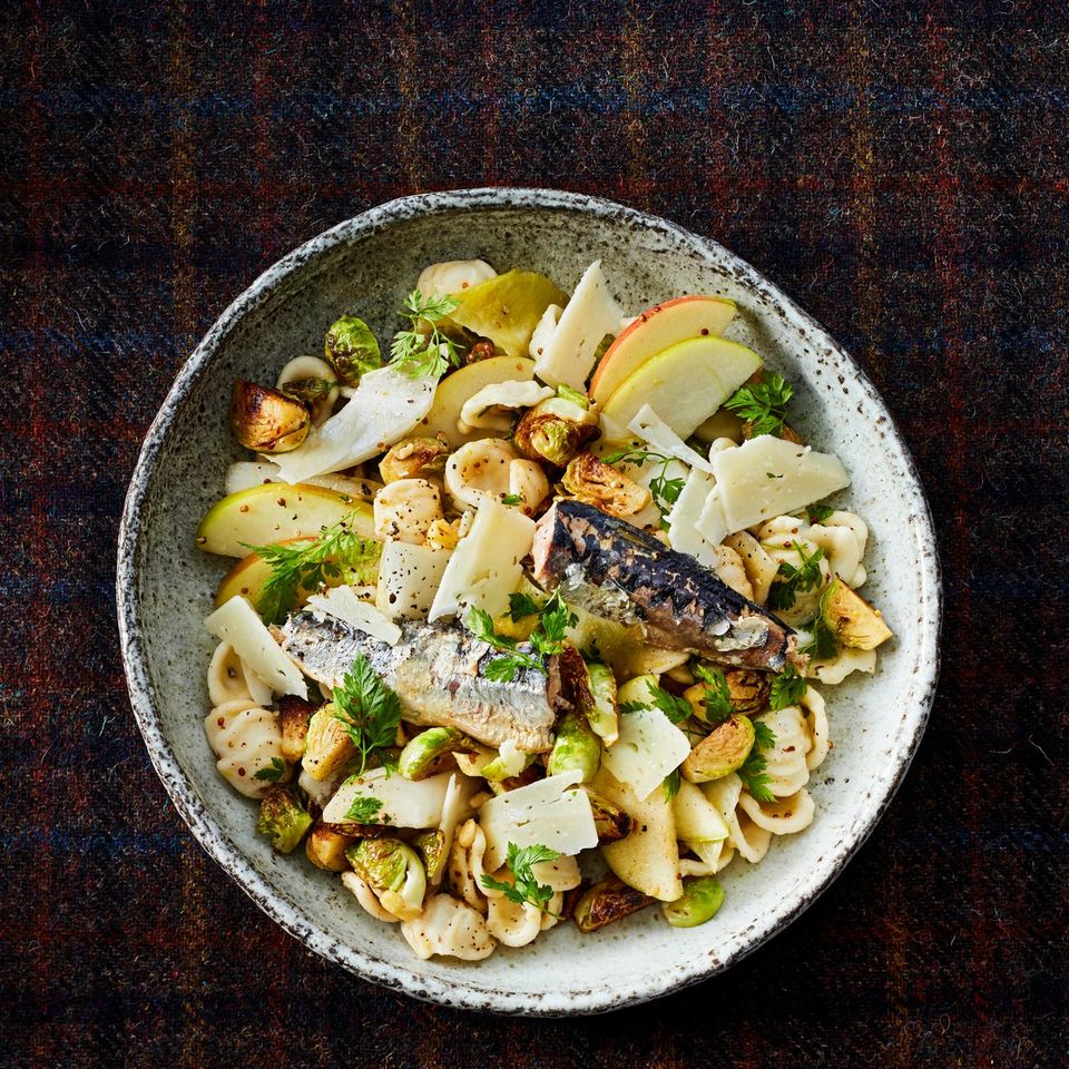 Pasta-Salat mit Rosenkohl, Apfel und Sardinen - [ESSEN UND TRINKEN]
