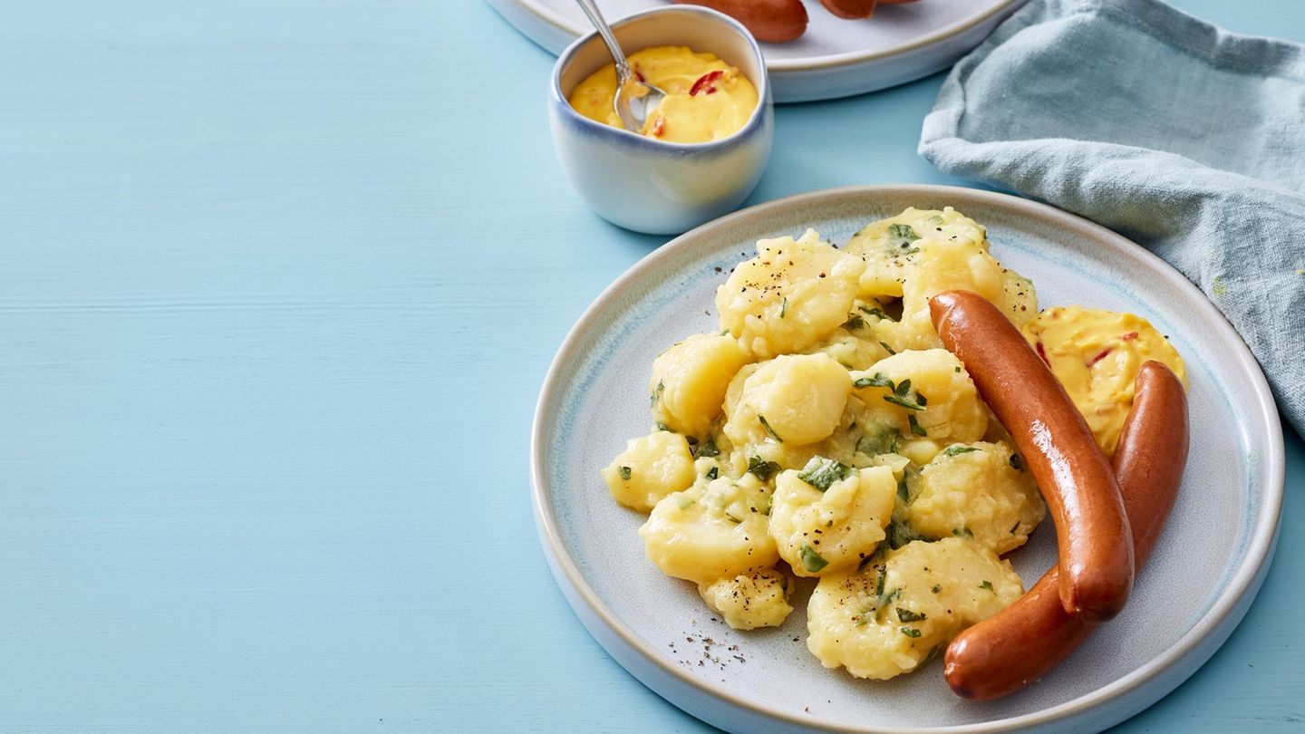 Cremiger Kartoffelsalat mit Wienern und Käse-Dip