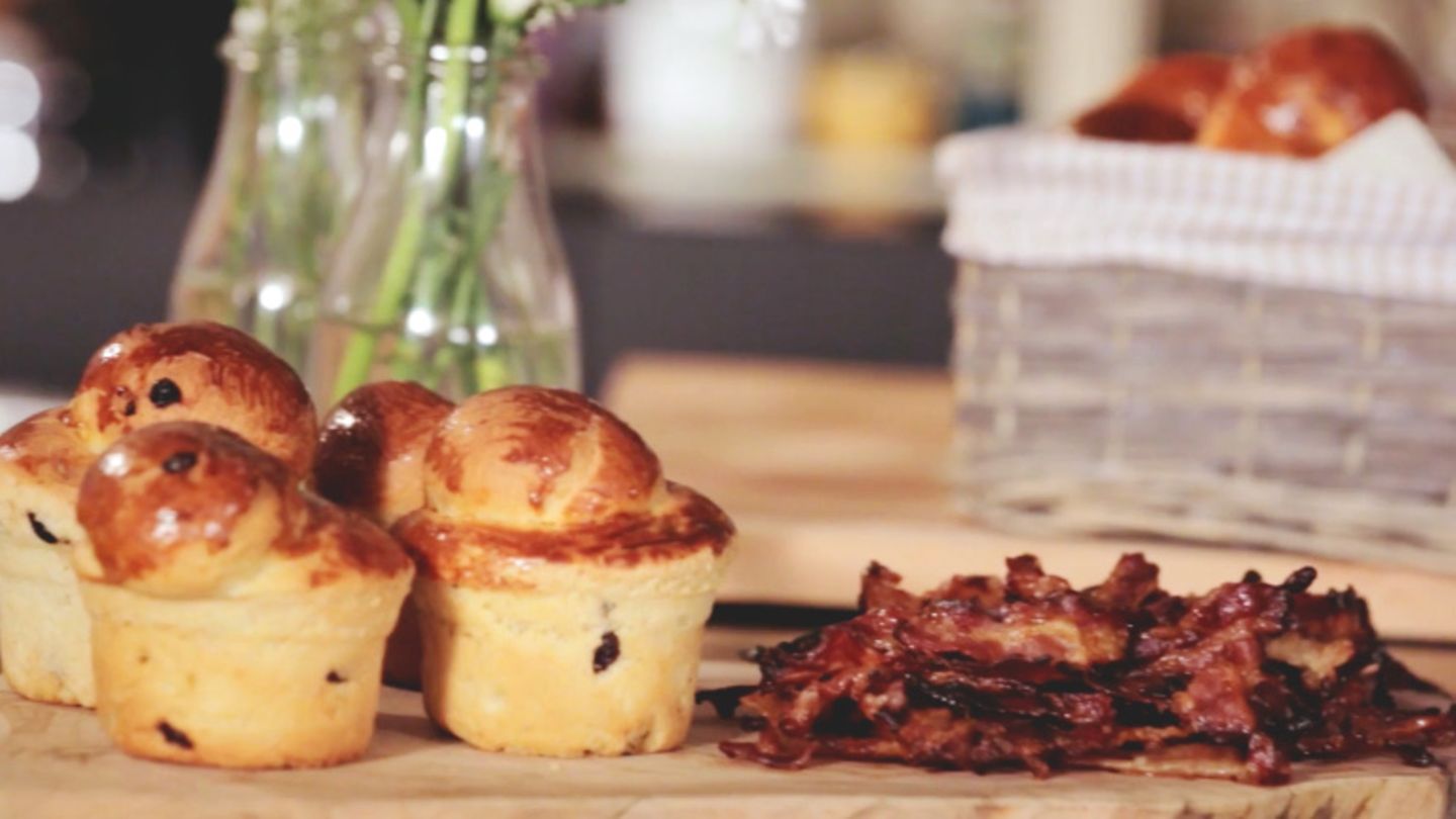 Rosinen-Buttermilch-Brioches mit Mapled Bacon