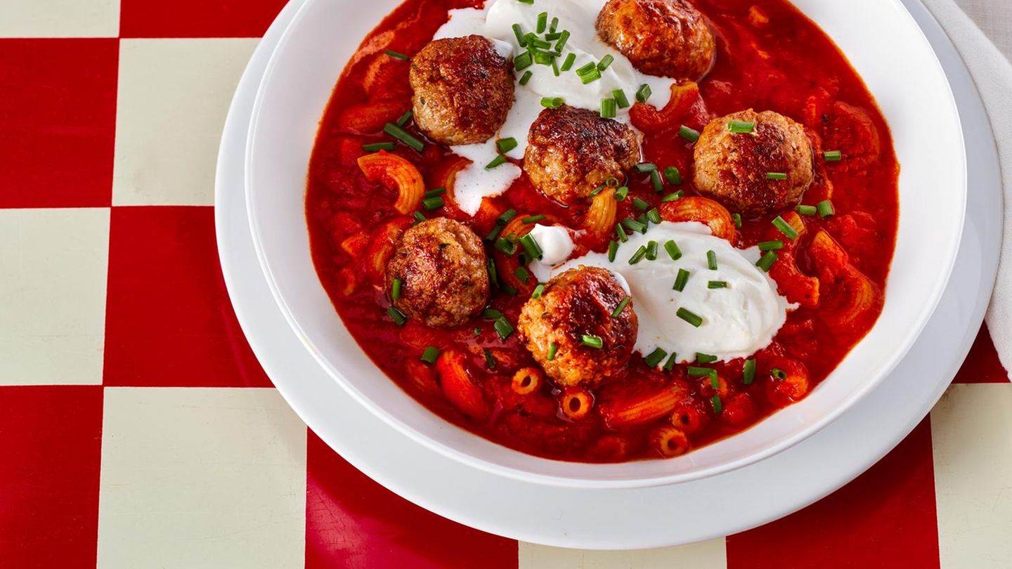 Tomatensuppe mit Fleischbällchen: Sattmacher in 35 Minuten