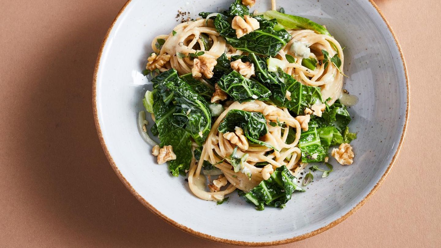 Vollkorn-Wirsing-Pasta mit Walnuss und Gorgonzola