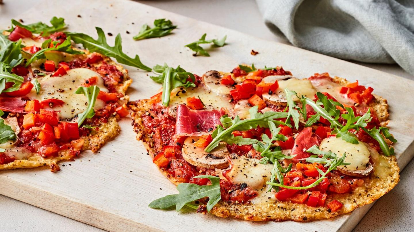 Gesunde Blumenkohl-Pizza mit Schinken: Low Carb