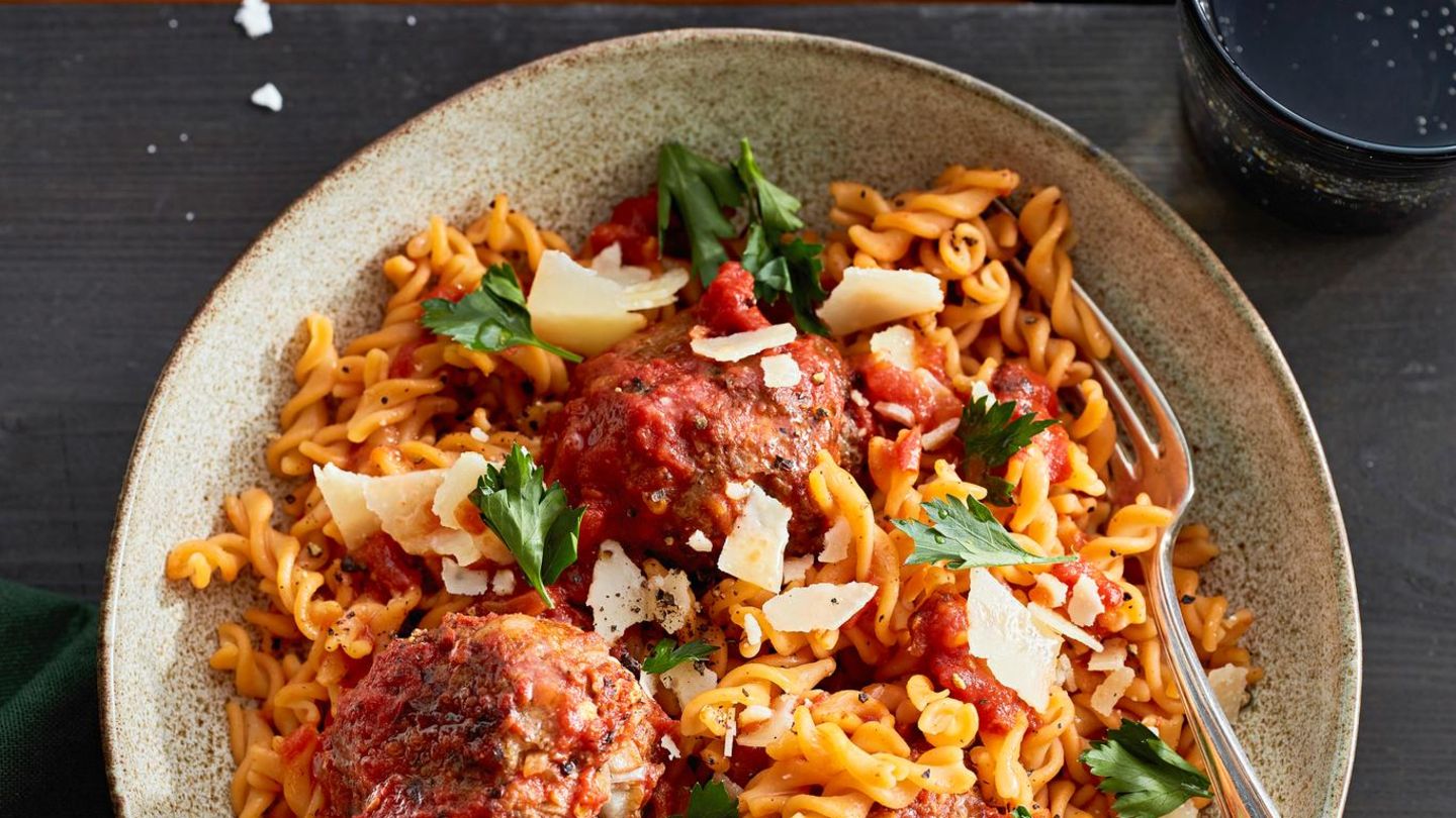 Linsen-Fusilli mit Tomatensauce und Hackbällchen