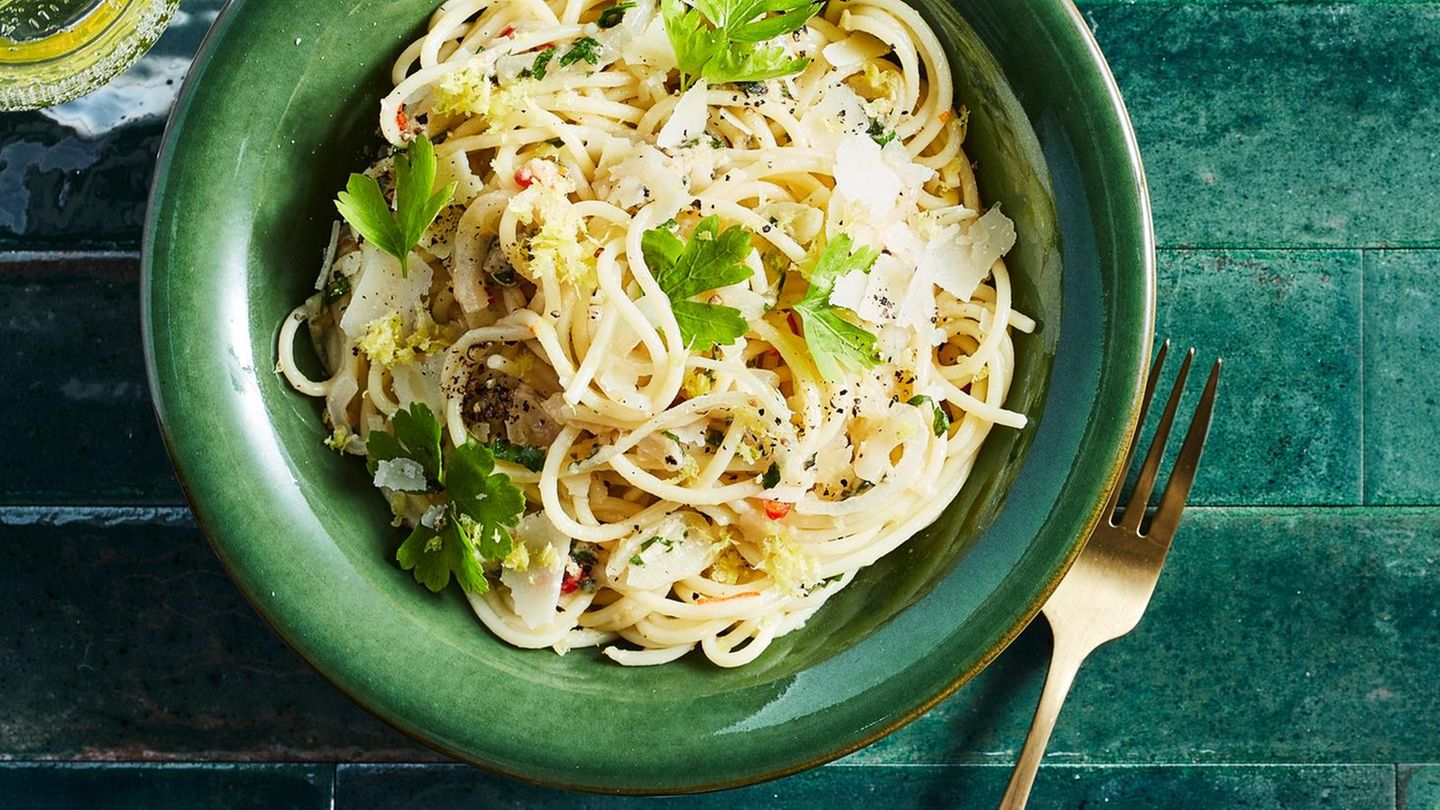 Chili-Zitronen-Pasta mit Parmesan: vegetarisches Nudelgericht