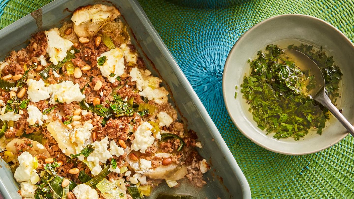 Hackfleisch-Lauch-Gratin mit Feta: Low-Carb-Sattmacher