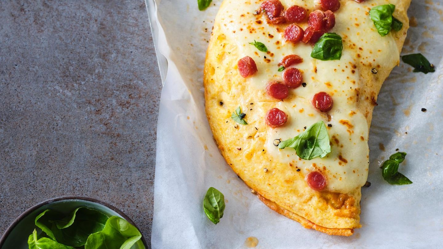 Eier-Calzone mit Mozzarella und Salami: Low Carb Sattmacher
