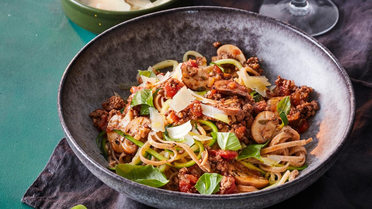 Pilz-Bolognese mit Zucchini-Linsen-Nudeln: würziger Teller