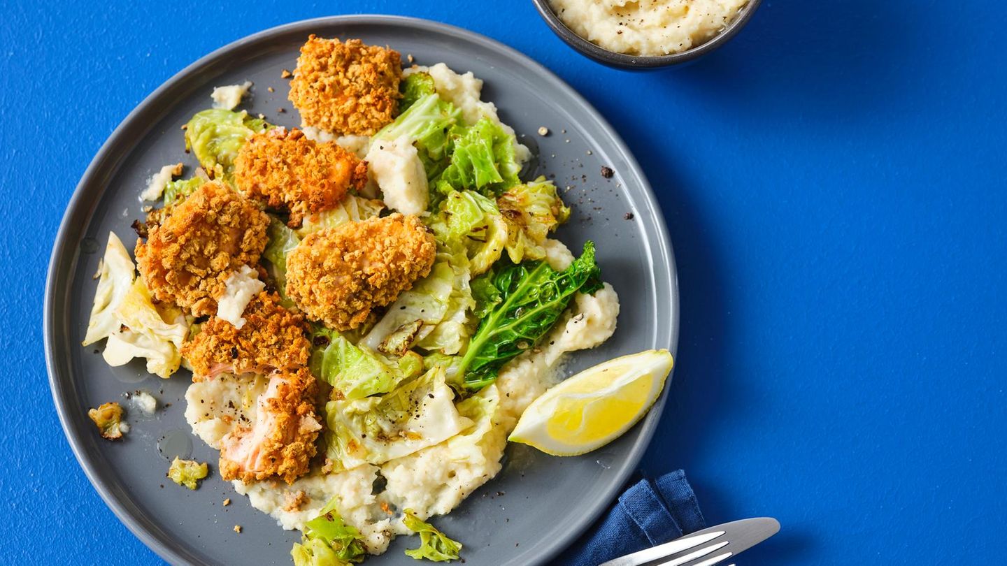 Lachs-Nuggets mit Wirsing und Selleriepüree