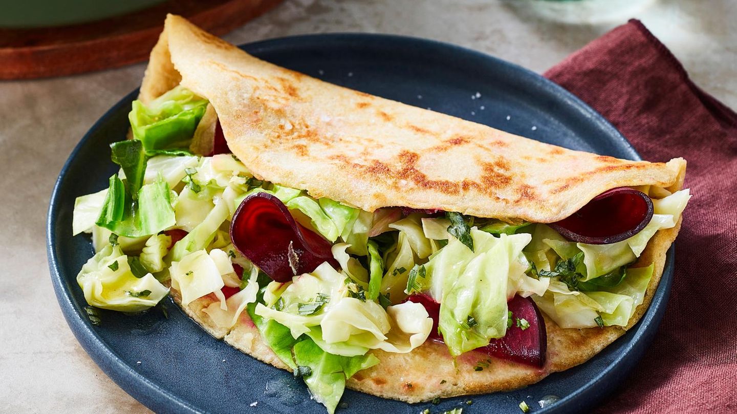 Dinkel-Pfannkuchen mit Spitzkohl und marinierter Roter Bete