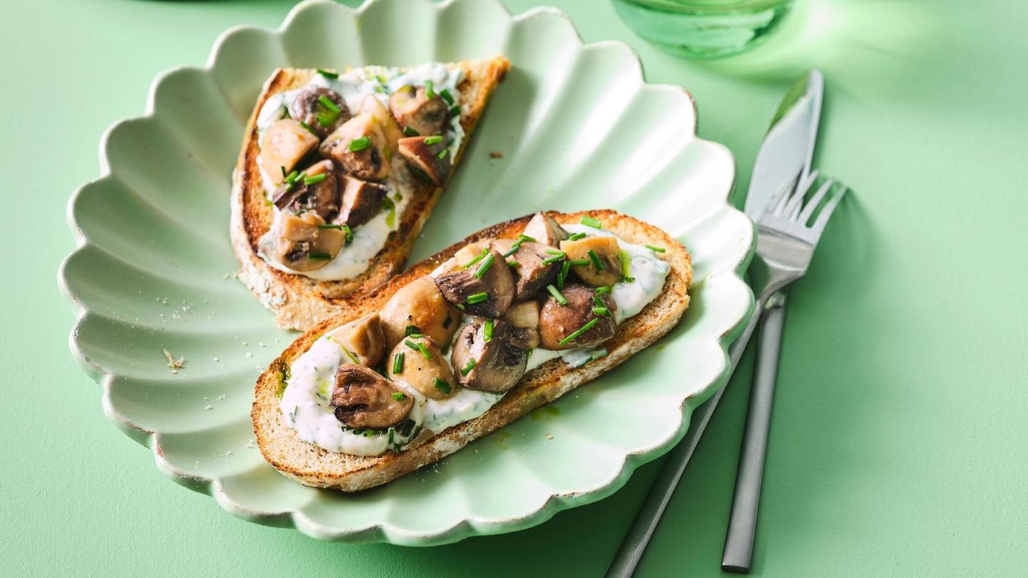 Knoblauch-Champignons mit Kartoffelbrot und Kräutercreme