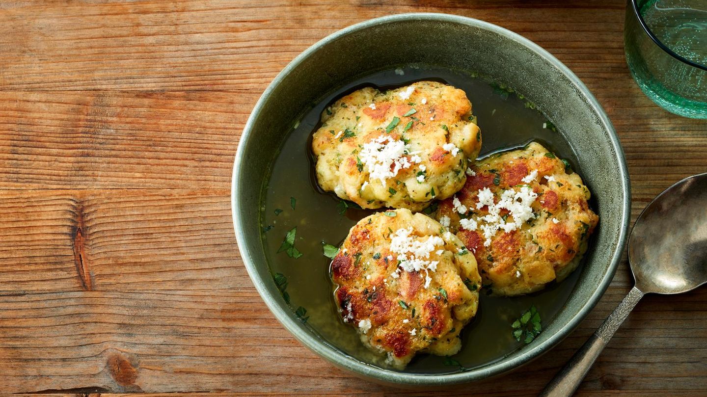 Kaspressknödel in Brühe: Spezialität aus Österreich