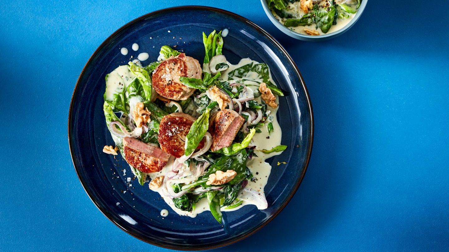 Schweinefilet mit Spinat und Blauschimmelrahm