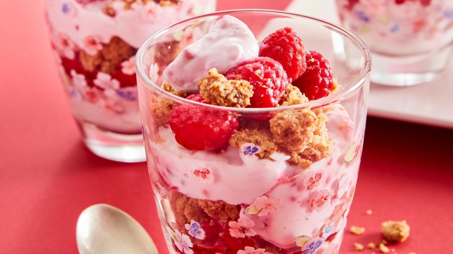Himbeer-Schichtdessert: cremig, fruchtig und knusprig